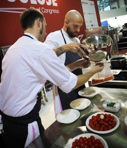 Eugenio Roncoroni, Al Mercato. Di spalle, il pasticcere Luca De Santi