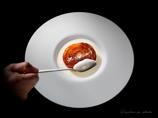 La celebra Cipolla caramellata con Grana Padano caldo-freddo, il piatto più celebre di Davide Oldani, chef del ristorante D’O a Cornaredo (Milano)