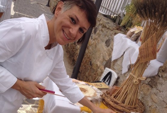 Roberta Pezzella del pastifio Bonci di Roma, mattatrice col suo pane a Siddi. Con lei c'era Fabrizio Fiorani, pasticciere di Heinz Beck