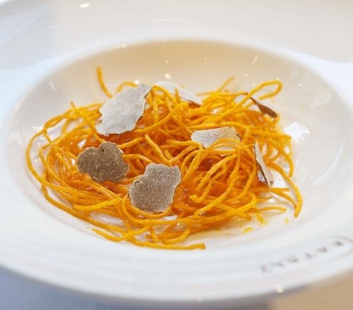 Tagliolini di tuorlo d’uovo, un autentico masterpiece di Carlo Cracco, ora arricchito da tartufo bianco disidratato