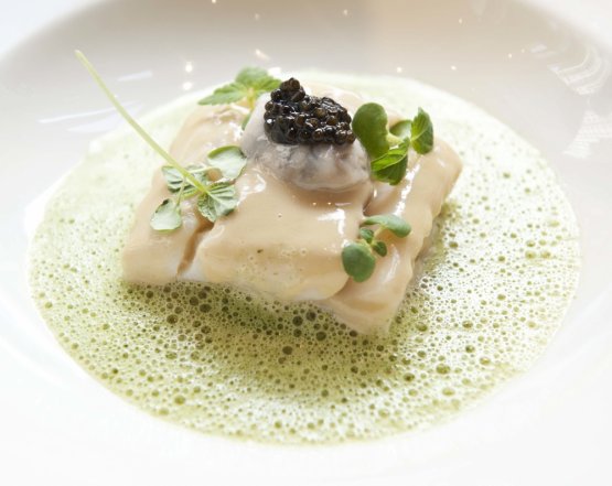 Nasello, brandade di baccala, salsa suprema al fegato del nasello, salsa shiso e caviale Calvisius di Antonio Guida