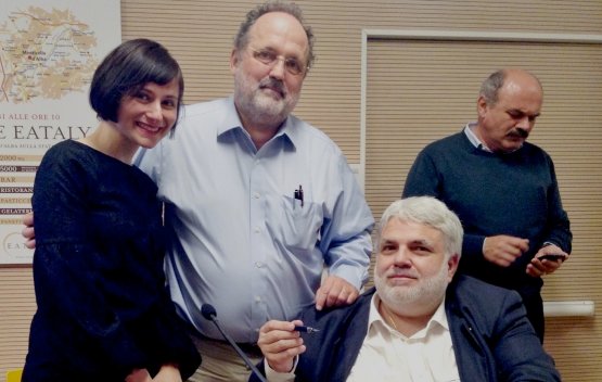 Da sinistra, Annalisa Cavaleri, giornalista coautrice dei testi del libro, Paolo Marchi, il collega Roberto Perrone e Oscar Farinetti