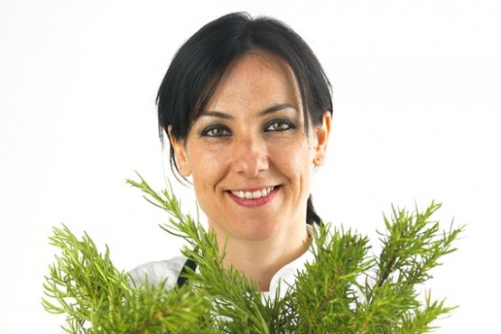 Laureata in Scienze della comunicazione al'Università di Bologna, Emanuela Tommolini è dal 2009 cuoca naturale all'Osteria Esprì di Colonnella in Abruzzo, aperta insieme a Fabio De Cristofaro