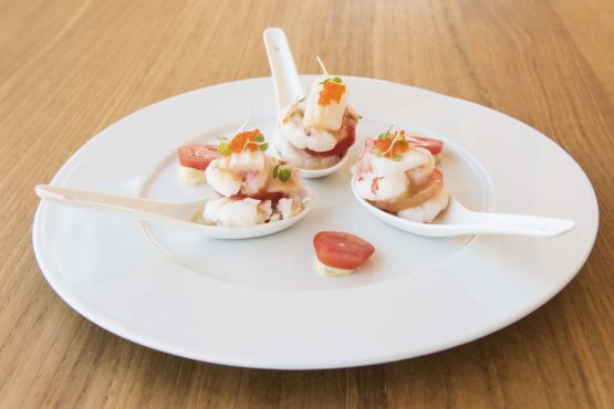 Taiyo, that is to say a millefoglie with seared Argentinian prawn, red prawn from Mazara del Vallo, yuzu mayonnaise, calamari and tomato: a creation by Ichikawa that can’t be taken off the menu at Iyo
