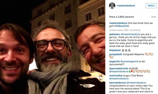 Il selfie pubblicato sul suo profilo instagram di Massimo Bottura la sera prima della proclamazione 50Best. Gli stessi 3 cuochi si riconfermeranno sul podio in ordine diverso (Redzepi da primo a terzo, Bottura da terzo a secondo, Joan Roca da secondo a primo)