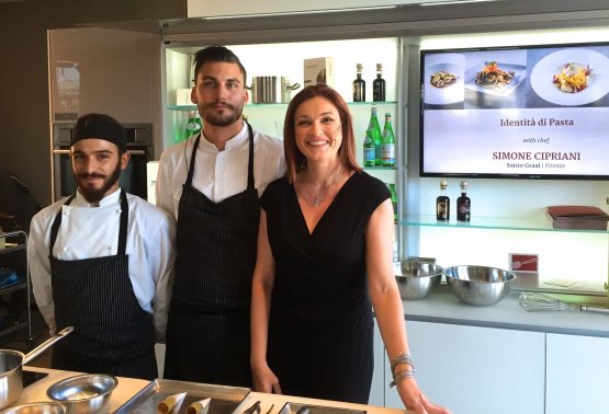 Simone Cipriani, al centro, tra il suo sous chef Giuseppe Fuzio ed Eleonora Cozzella, che ha presentato l'appuntamento