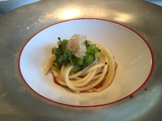 Lo Spaghetto sui ricci di Enrico Bartolini ha ricci di mare sul fondo, poi battuto di verdure ed erbe e finger lime