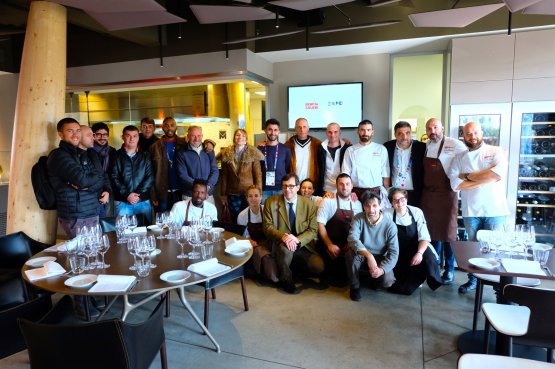 Ribaldone, con il suo sous chef Domenico Schingaro, insieme a Ferrero e i detenuti che partecipano al progetto di panificazione curato da Pausa Cafè