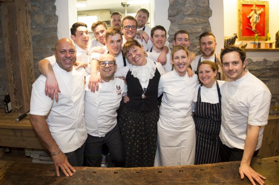 Gli chef al Mountain Gourmet Ski Experience: in primo piano, a sinistra è Sat Bains, mentre Clare Smyth è la terza da destra
