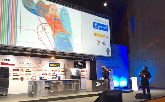 Quico Sosa durante il suo intervento a Madrid, mentre espone un complesso grafico che rappresenta le diverse "età della cucina"
