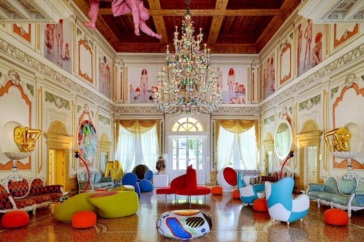 Hotel o museo d'arte contemporanea? Il salone del Byblos Art Hotel