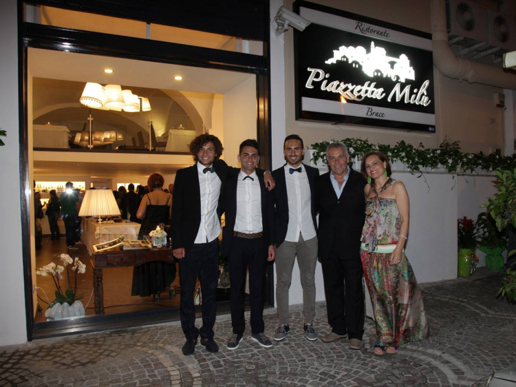 La famiglia Izzo al gran completo: Maicol, Valerio, Emanuele, Michele e Lucia Di Somma
