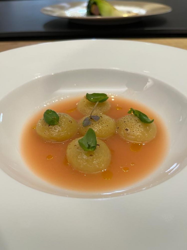 Bottoni su zuppa di pomodoro
