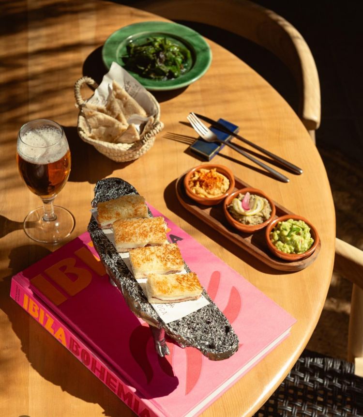 Bikini Sandwich con patanegra e bufala e Pimientos alla brace con sale di Ibiza
