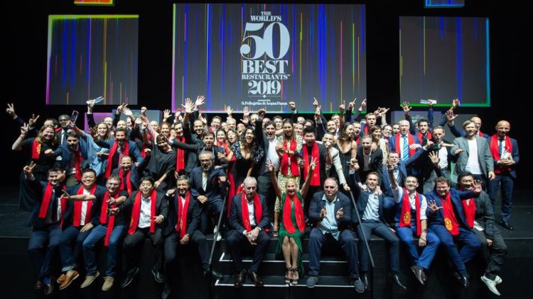 Victor Arguinzoniz è molto riservato. Qui, alla recente premiazione dei 50Best 2019 a Singapore, nella foto finale di gruppo: è seduto in primo piano, sulla scala, tra Joan Roca e Ana Roš (foto The World's 50 Best Restaurants)
