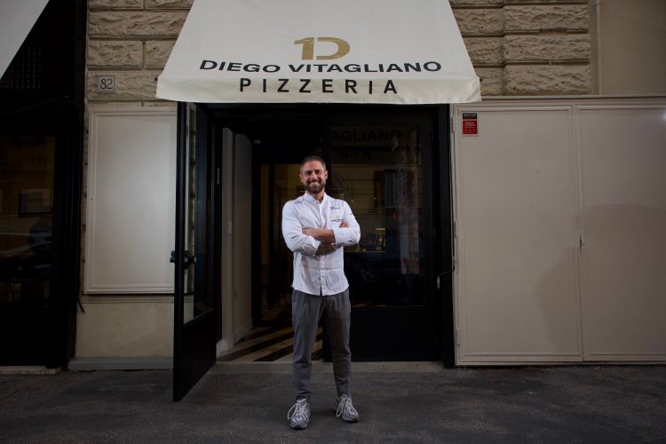 Diego Vitagliano davanti all'ingresso di una delle sue pizzerie, quella di Roma