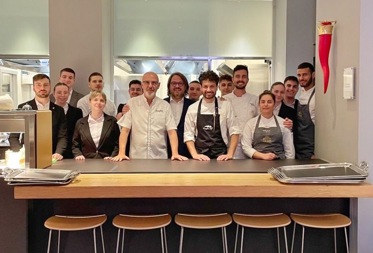 Foto di gruppo al pass con le brigate di sala e cucina di Identità Golose Milano