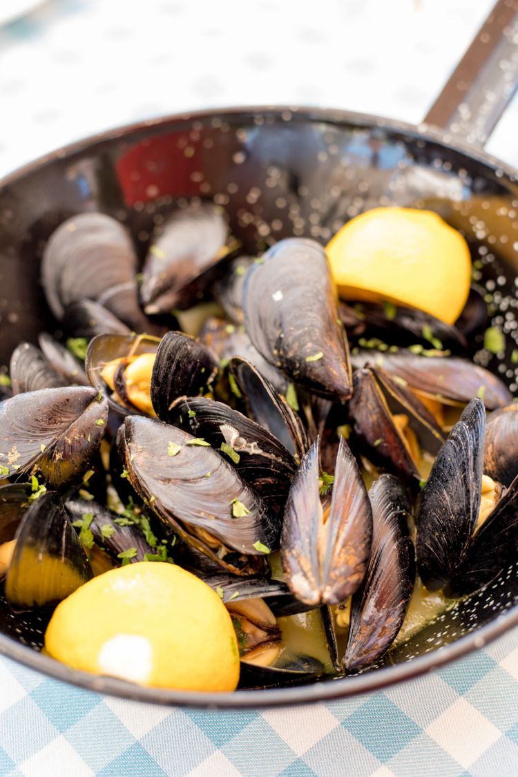 Cozze achnista comn salsa al limone