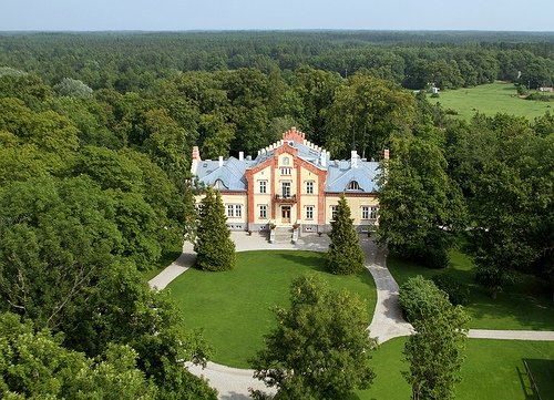 La facciata ristrutturata della casa padronale cinquecentesca del Pädaste Manor
