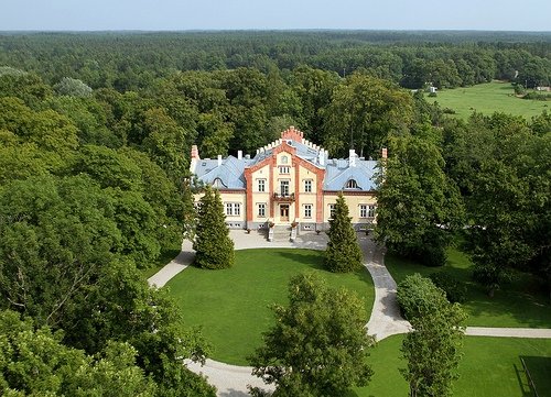 La facciata ristrutturata della casa padronale cinquecentesca del Pädaste Manor