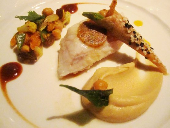 Rana pescatrice, curry vindaloo e crema di ceci di Frédéric Goisset, chef del Blue Penny Café del resort Belle Mare Plage di Poste de Flacq, Mauritius, telefono +230.402.2600