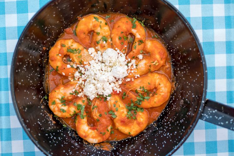 Gamberi saganaki con feta e salsa al pomodoro