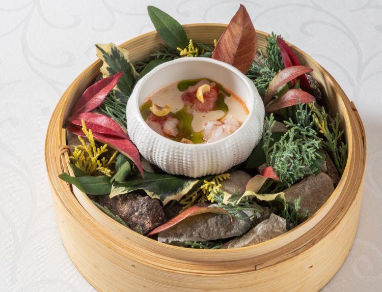 Il Chawanmushi di Filippo Chignola è piacevolmente cremoso e sapido, con note grasse e iodate che provengono dalla spuma di ricci e dal gambero rosso di Sicilia