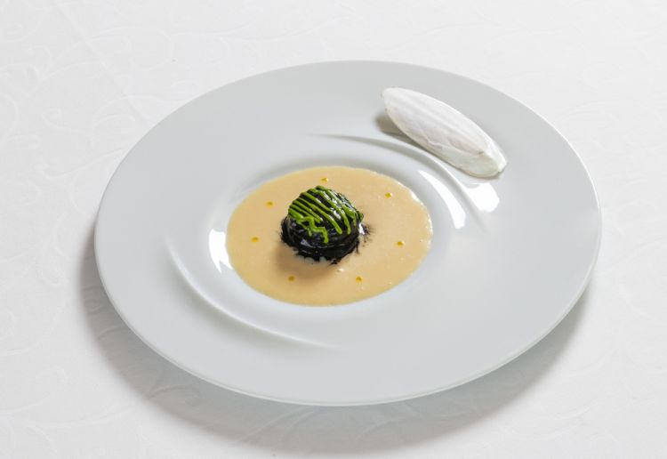 Tagliatella Nero Verde: un piatto esteticamente impeccabile, la tagliatella si rivela gradualmente al commensale, il bilanciamento tra sapidità e acidità risulta perfetto