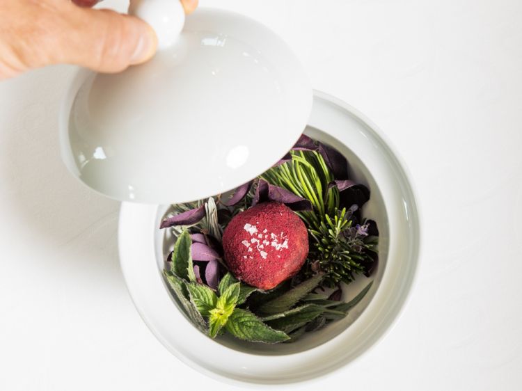 Giappone-Milano... andata e ritorno - Seconda portata del menu Allo specchio, un boccone ricco e sorprendente, con una consistenza che fa pensare al mochi e profumi di barbabietola e taleggio