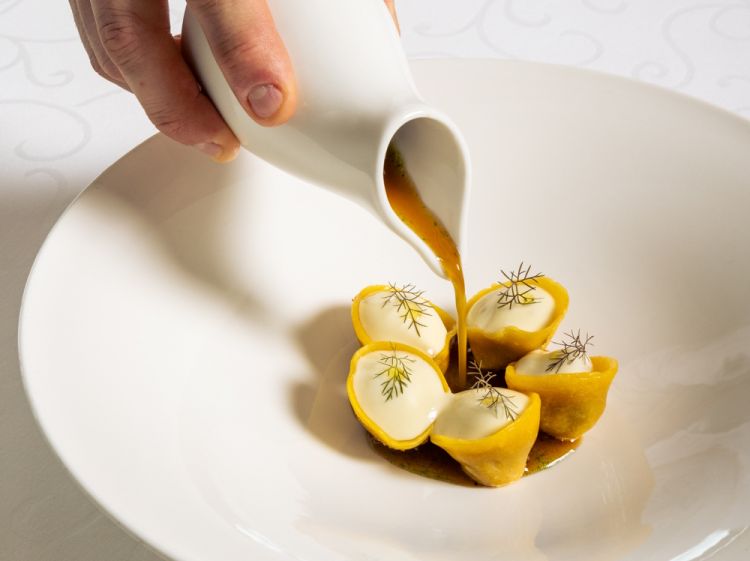 Raviolo in brodo non in brodo, un riuscito gioco di consistenze e concentrazioni