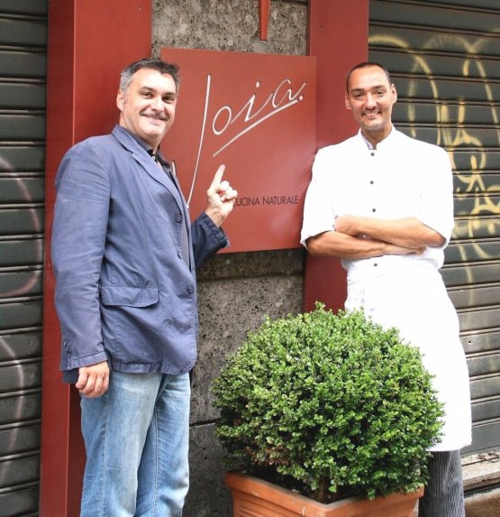 Alberto Cauzzi e Simone Salvini davanti al Joia a Milano, t. +39.02.29522124