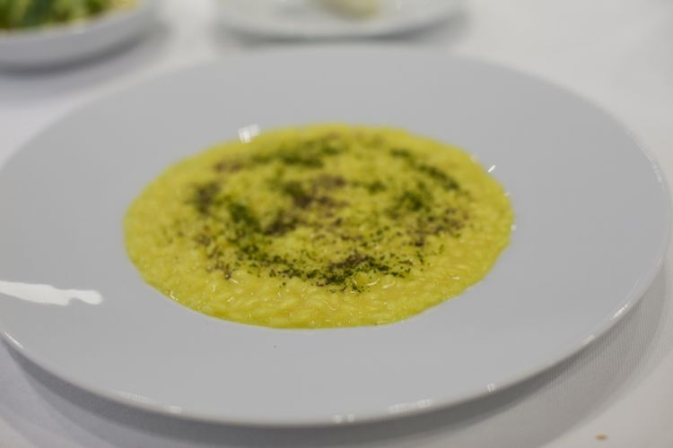 Risotto alla curcuma ovvero «dell’ottimismo culinario perché è un piatto che arriva col suo bel giallo acceso, il colore del limone, il mio ingrediente feticcio». Anche qui, acidità e freschezza travolgono le fauci. Nel risotto c’è una centrifuga di curcuma cruda, del succo di limone e della polvere di alloro. Un risotto come intercalare gustativo (foto Caffarri)
