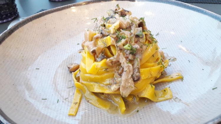 Tagliatelle Don Abbondio, ragù di anatra e raguse in porchetta
