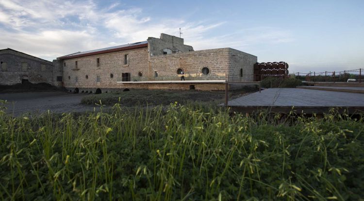 La parte indoor del ristorante è contenuta in un mulino ristrutturato dell'Ottocento, il Molino de Mareas del Caño