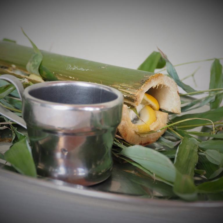 Rombo al bambù: trancio di rombo cotto alla brace in canne di bambù e servito con scarola in pastella di Cynar e salsa di brodo di rombo e Cynar
