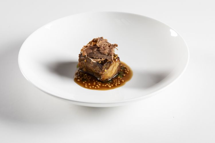 Lingua di manzo al barbecue con bottarga di tonno, fondo di manzo agli agrumi, semi di senape e olio all’erba cipollina