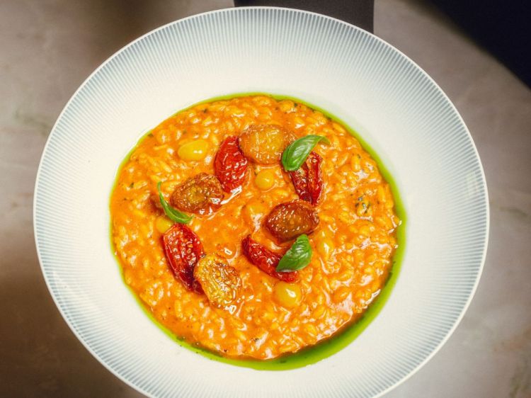 Riso alla pizzaiola cotto nella salsa al pomodoro, origano e stracciatella
