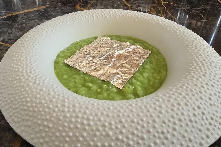 Calamaro, come se fosse un risotto: calamaro tagliato a forma di riso, Carnaroli Gran Riserva Gallo, basilico e nero di seppia