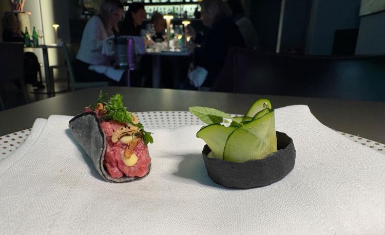 Grano saraceno, zucchine e bottarga e Tacos di alga nori, manzo di chianina, anguilla affumicata – «Gli amuse-bouche rappresentano la prima impressione. A Londra ne serviamo di più, per questa sera ne ho preparati due. Volevo esprimere un gusto umami e l’acidità, mi piace giocare sul modo in cui si mangiano. Nei tacos c’è una sorta di surf and turf: prima il manzo, poi il pesce, l’anguilla, con la sua nota affumicata e l’acidità»