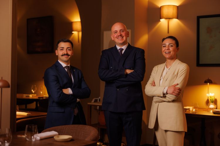 Da sinistra a destra, Gianluca Tronci (sommelier), Eugenio Galli (restaurant manager) e Leila Agosta (sala)