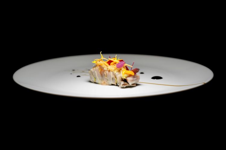 Ricciola, petali di yucca, estratto di karkad&egrave;&nbsp;e pompelmo, sorta di millefoglie adagiata che alterna ricciola a petali di yucca, con note asiatiche e bell'equilibrio
