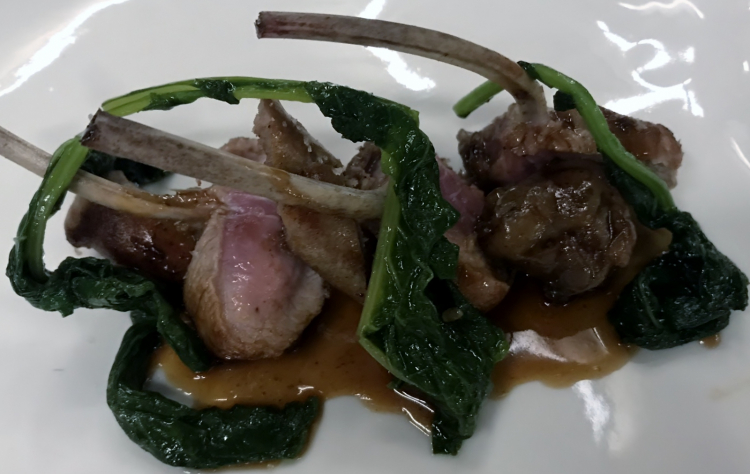 Agnello del Casentino: costine, fegatino, salsiccia con spinaci piccanti
