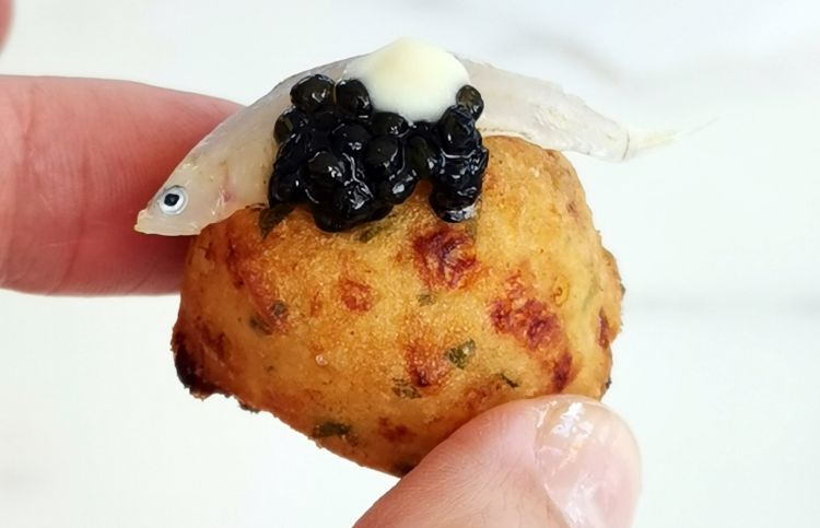 Sempre nel benvenuto dello chef: bignè di rossetti, caviale e gel di limone grigliato
