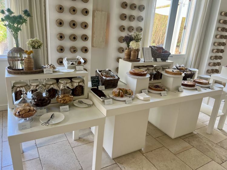 La colazione include un ampio buffet di specialità pugliesi e internazionali e una carta con 6 specialità