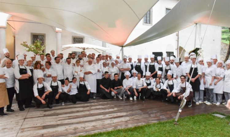 Foto di gruppo ndei grandi chef già impegnati ad Astino qualche mese or sono, per i 50 anni del Da Vittorio. Ora si ripete, alla grande