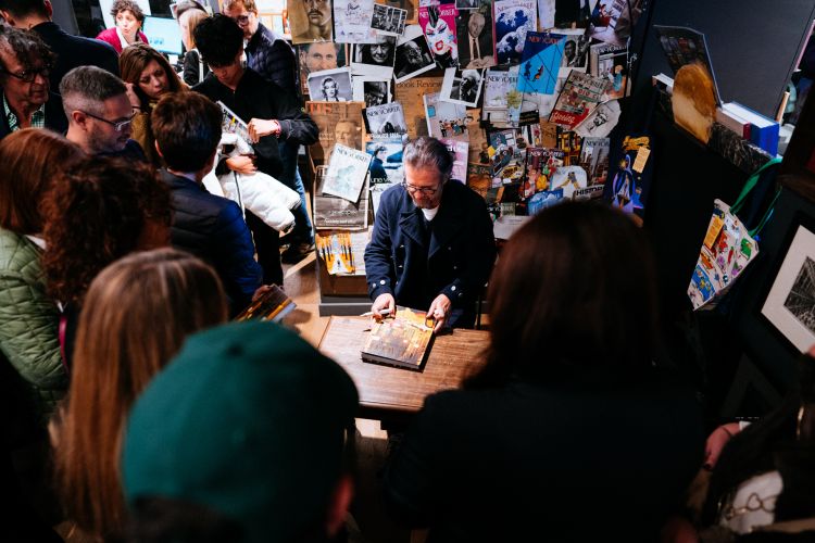 Carlo Cracco firma le copie del nuovo libro nella storica Libreria Luxemburg

