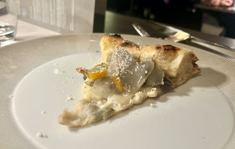 Tonda al forno (Bonetta)
Pesto di topinambur, cuore di carciofo alla brace, fior di latte, lardo di Pata negra, candito di bergamotto e arancia, conciato romano. Il primo assaggio di Bonetta gioca attorno ai sapori del carciofo (in fondo anche il topinambur lo ricorda), con un velo di lardo, tocchi di agrumi che rinfrascano e del conciato romano che aggiunge felici note di umami
