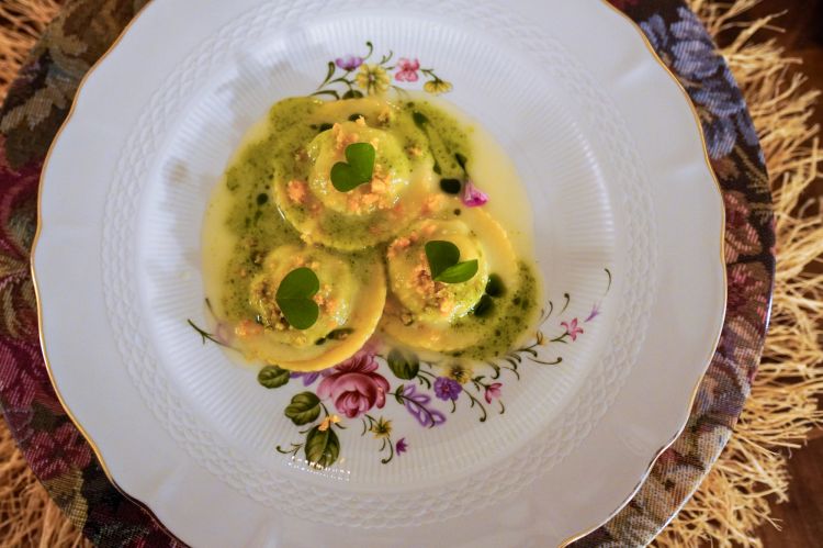 Ravioli di ricotta e ortica con parmigiano e acetosella