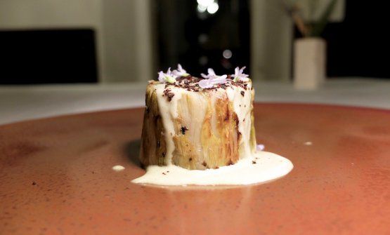 Arrosto di scarola al midollo, latte al rosmarino e susine fermentate (foto Tanio Liotta)
