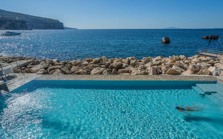 La piscina a sfioro sul Tirreno
